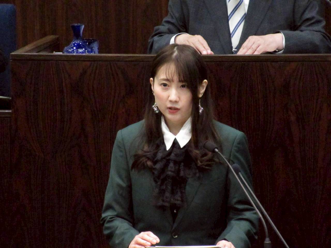 区議会で発言する高橋えりか