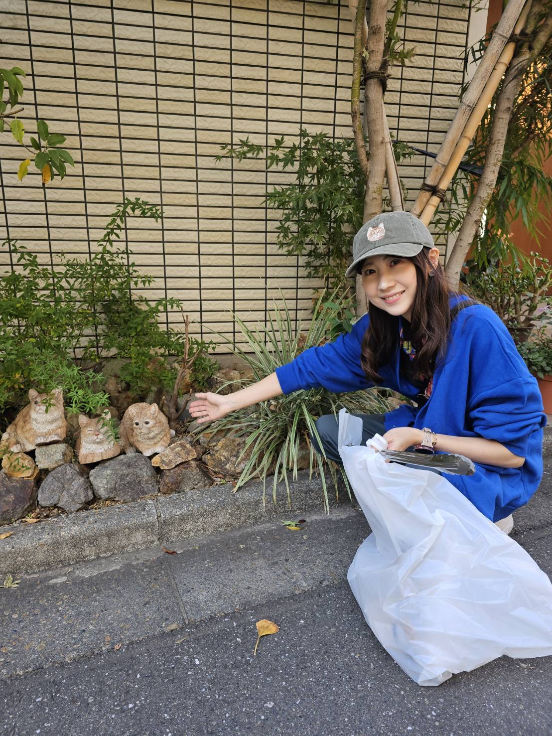 地域清掃に取り組む高橋えりか